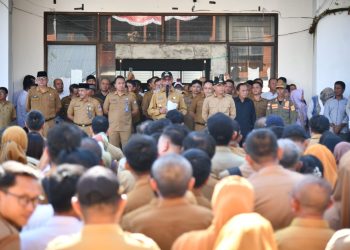 Bupati Oskar Pimpin Apel Kerja Perdana, Sentil Kinerja ASN