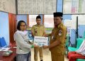 Berbagi Duka, Pemdes Pinonobatuan Serahkan Dana Santunan
