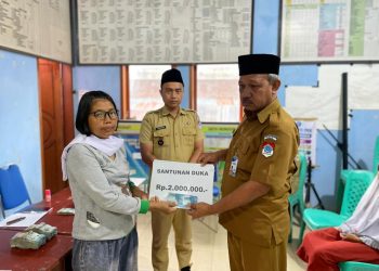 Berbagi Duka, Pemdes Pinonobatuan Serahkan Dana Santunan