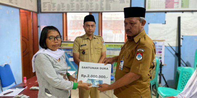 Berbagi Duka, Pemdes Pinonobatuan Serahkan Dana Santunan